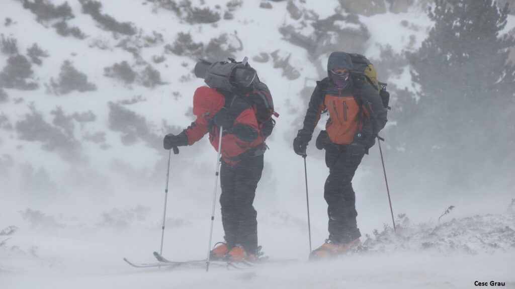 Dos esquiadors de muntanya en condicions de fred i vent. Imatge: Francesc Grau.