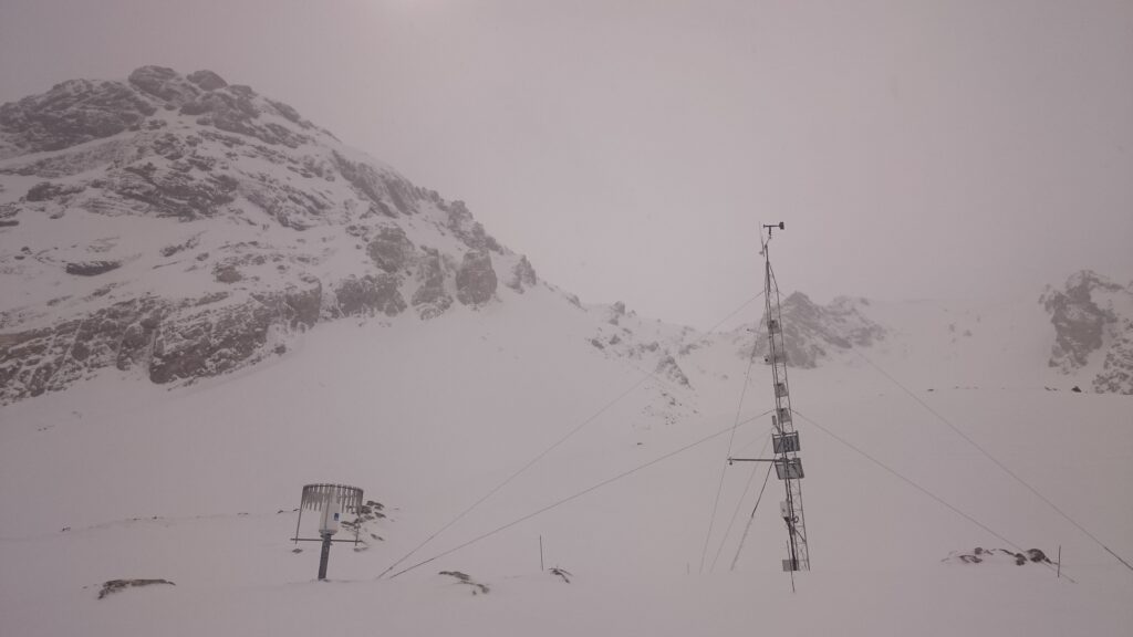 Estació meteorològica automàtica de l'SMC d'Espot, al Pallars Sobirà. La imatge està presa en plenes condicions hivernals.
