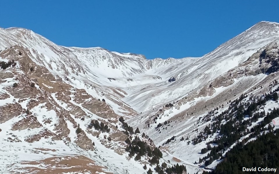Vall del Noucreus amb poca neu en plena temporada hivernal 2022-2023.